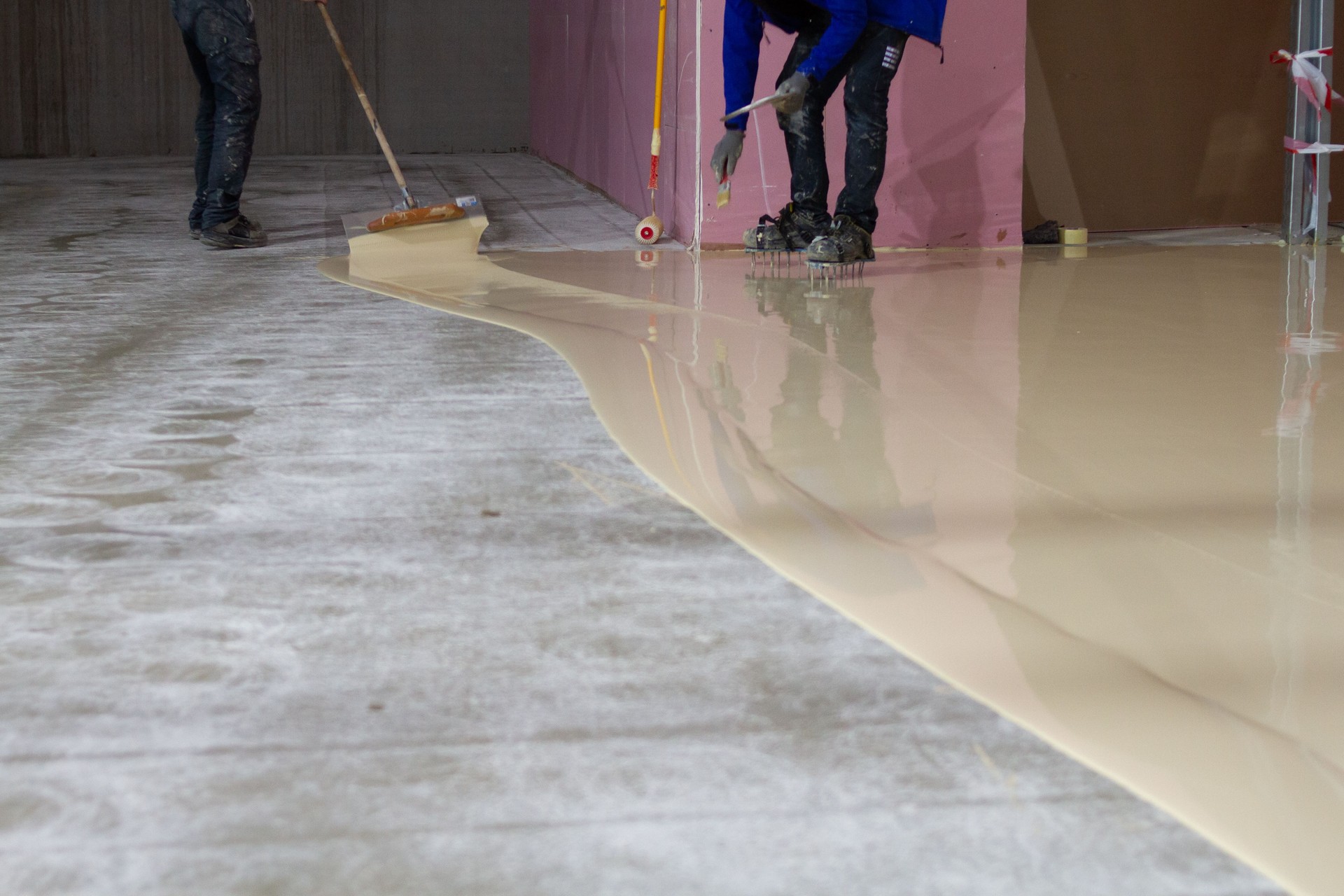 Polyurethane flooring is a durable and versatile solution for concrete floors. It provides excellent resistance to chemicals, abrasion, and impact, making it suitable for use in industrial and commercial settings.
